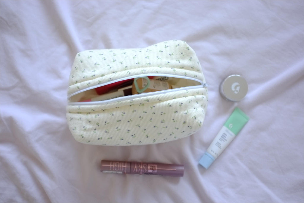 Makeup bag cream blue flower ribbed