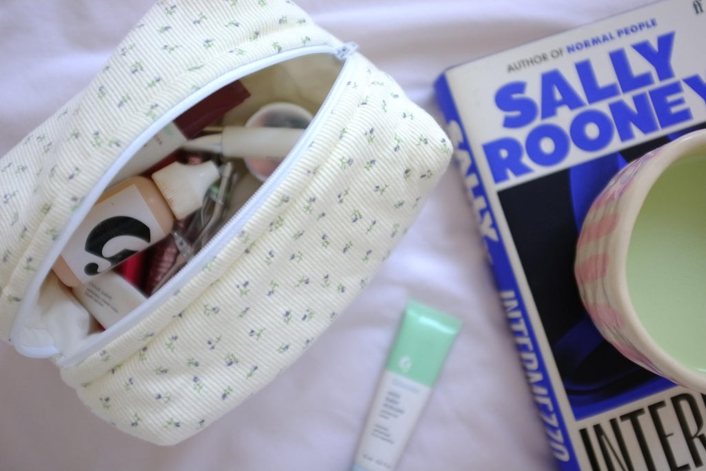 Makeup bag cream blue flower ribbed