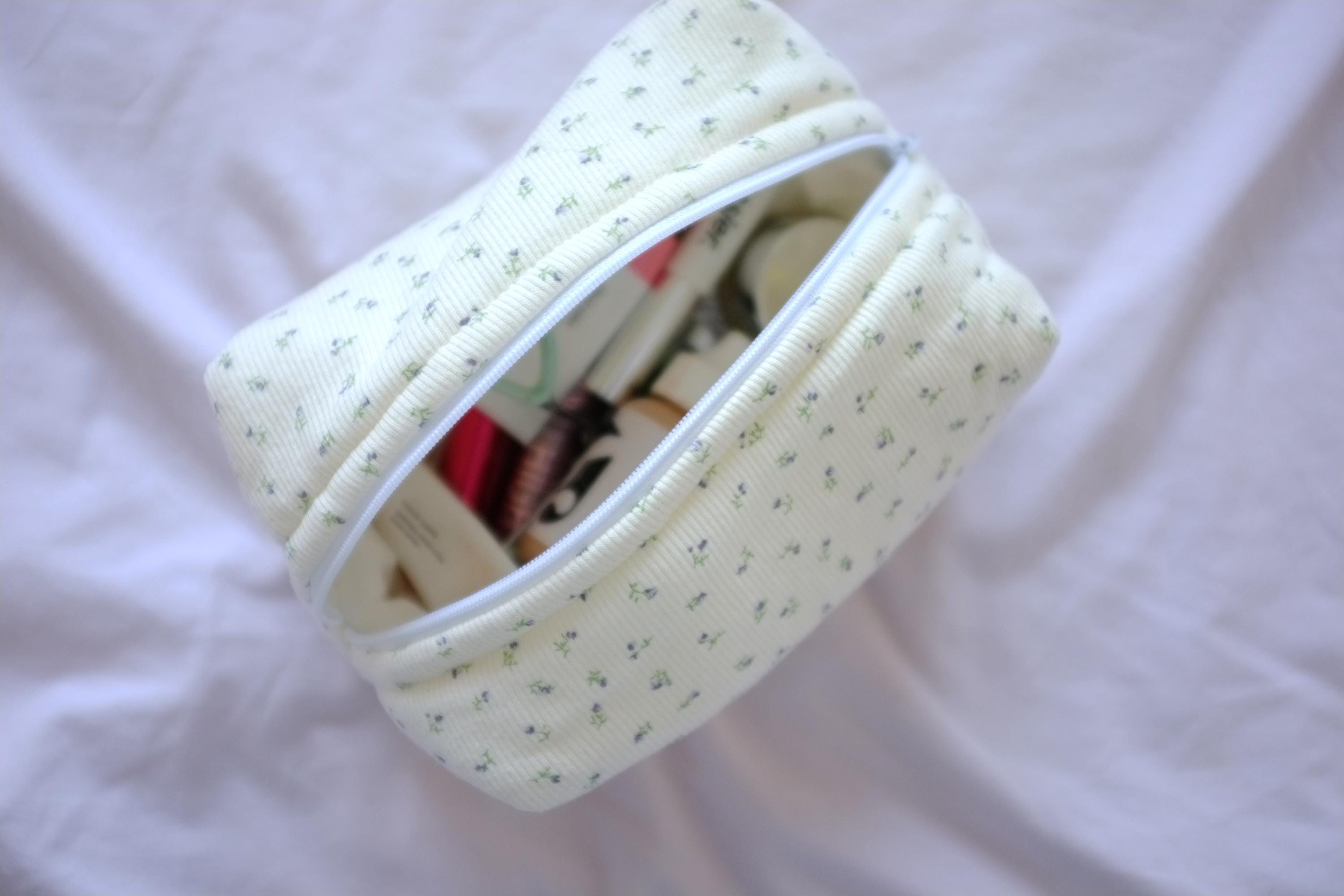Makeup bag cream blue flower ribbed