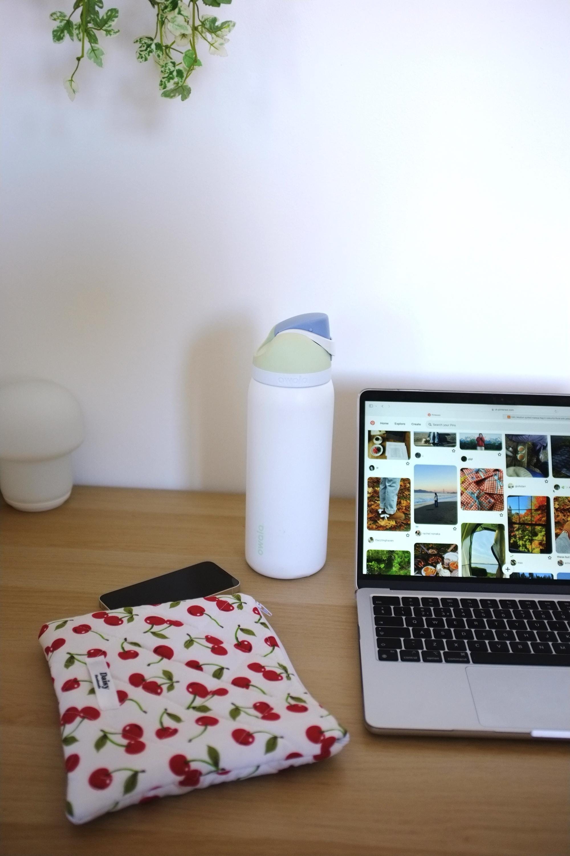 Flat makeup bag cherry