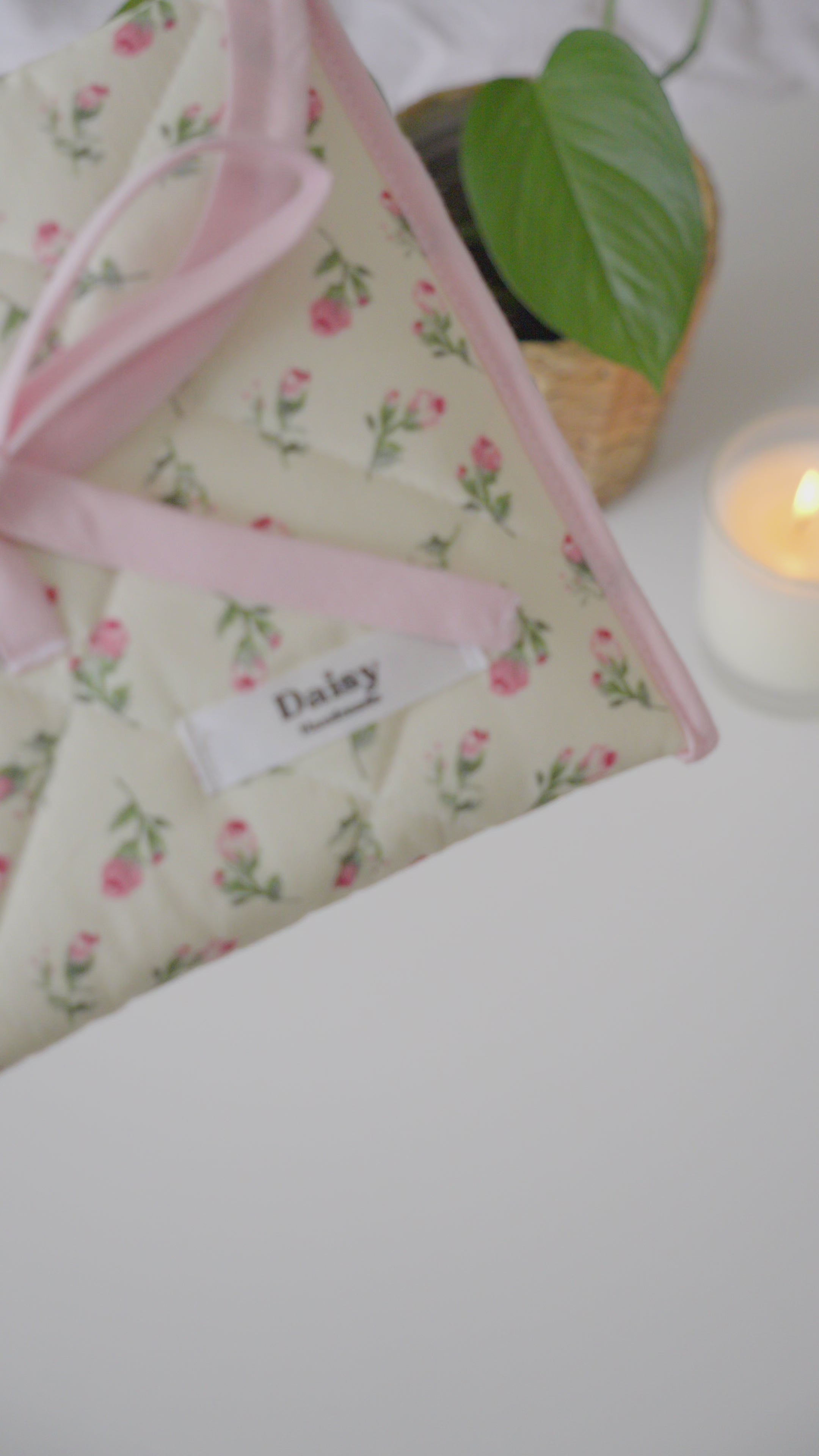 Quilted bow closure kindle sleeve Ivory rose buds